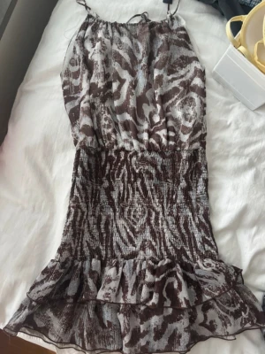 Zara zebra klänning - Slutsåld Zara klänning som är insydd på kanterna (se sista bilderna) men är inget man märker. Annars i jättebra skick💕