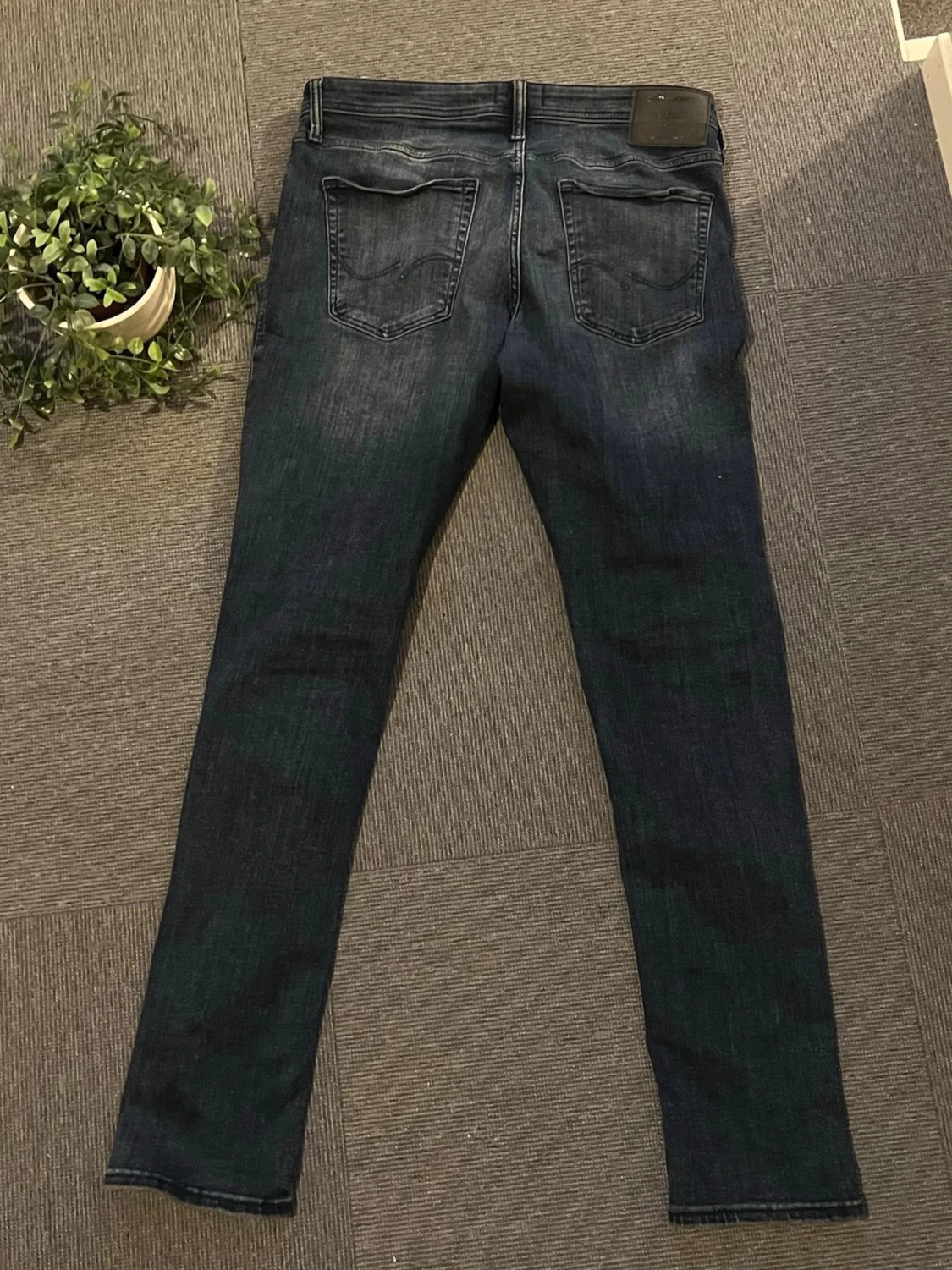 Mörkblå Jack and Jones jeans  - 1