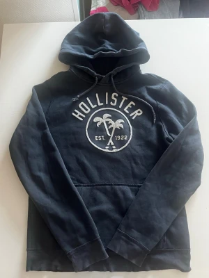 Hollister california hoodie palm surf S M - Riktigt snygg och eftertraktad Hollister California palm surf hoodie. fint skick inga fel storlek S kan ta mått vid behov. Endast 398kr ej hugget i sten kom gärna med frågor och prisförslag har även mycket mer liknande i min profil alla storlekar kolla gärna stor rabatt vid köp av flera 😁✌️