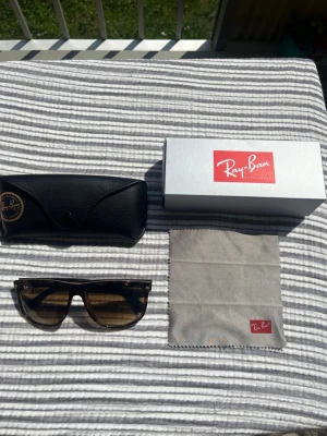 Rayban boyfriend  - Hej! Säljer nu dessa rayban boyfriend som är i jättefint skick. Allt ingår som box putsduk mm. Pris går att diskutera vid snabb affär. Mvh