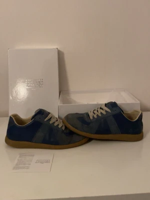 Blå sneakers med beige sula - Snygga blåa gats som säljs för är för små. Ganska använda därför låg pris! Pris kan diskuteras så skicka gärna prisförslag!