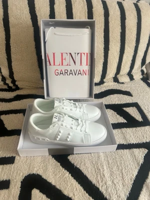 Valentino Garavani Rockstuds - Säljer ett par feta rockstuds i helvit i storlek 38 kan dock passa vissa i 39. Dessa passar skitbra året om men speciellt nu inför sommarn nypris ligger runt 6000kr säljer för 1799, pris aldrig satt i sten så kom jätte gärna med bud och vid snabbaffar kan pris diskuteras :)