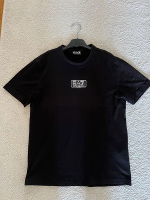 Ea7 t-shirt - Säljer en Ea7 t-shirt i nyskick, använt 3-5 gånger. T-shirten är köpt från JD. Vid fler bilder/frågor är det bara att höra av sig, Pris kan diskuteras.