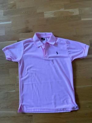 Ralph Lauren piké - Ralph lauren piké, använd max 1 gång, säljer pga passar ej