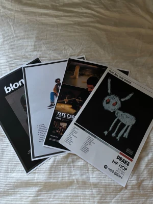 Posters - 4st posters, varav alla har häftmassa märken där bak (se sista bilden) och drakes take care album har liten skavank i hörnan (se bild 6)🌸 