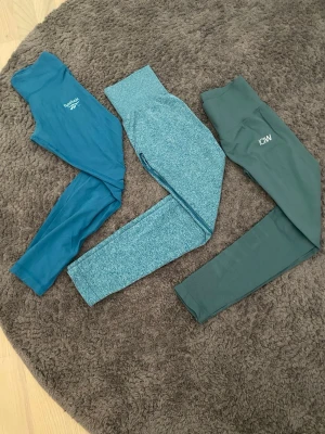 Träningsbyxor  - Säljer tre par träningsbyxor. ICIW med scrunch. Realode byxor. Reebok byxor. Säljs tillsammans eller var för sig. 100 kr/styck