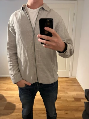 Grå Dobber Overshirt  - Säljer denna sjukt snygga Overshirten från Dobber⭐️ Färgen är grå och storleken är M✅ Den har inga defekter och skicket är utomordentligt🙌🤝 Sjukt najs passform och passar perfekt till hösten☀️🙌 Tveka inte på att höra av er dig vid minsta fråga eller fundering😊
