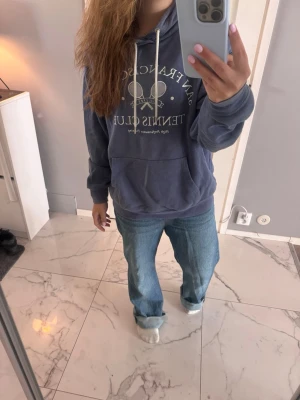 Duvblå hoodie - HM - Duv/kornblå hoodie från hm. Används ej längre. Lite nopprig som HMs tröjor brukar bli efter ett tag. Meddela vid frågor:)