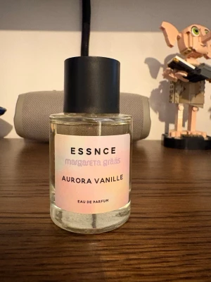 Aurora Vanille parfym från Essnce - ESSNCE x Margareta Grääs Aurora Vanille Eau de Parfum 50 ml  Endast testsprayad (2–3 spray). Limited edition. Förvarad mörkt och svalt. Säljs då den inte kommer till användning.                                             Bundle-rabatt finns. Skicka gärna prisförslag🧡