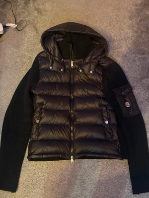 Moncler cardigan  - Svart, superfin Moncler cardigan med fint stickade ärmar – både stilren och skön 🌟 Storlek XS/S, sitter jättebra på. I mycket bra skick, knappt använd! NFC tag finns! Avtagbar luva!  Pris: 2999 kr (kan diskuteras vid snabb affär) 