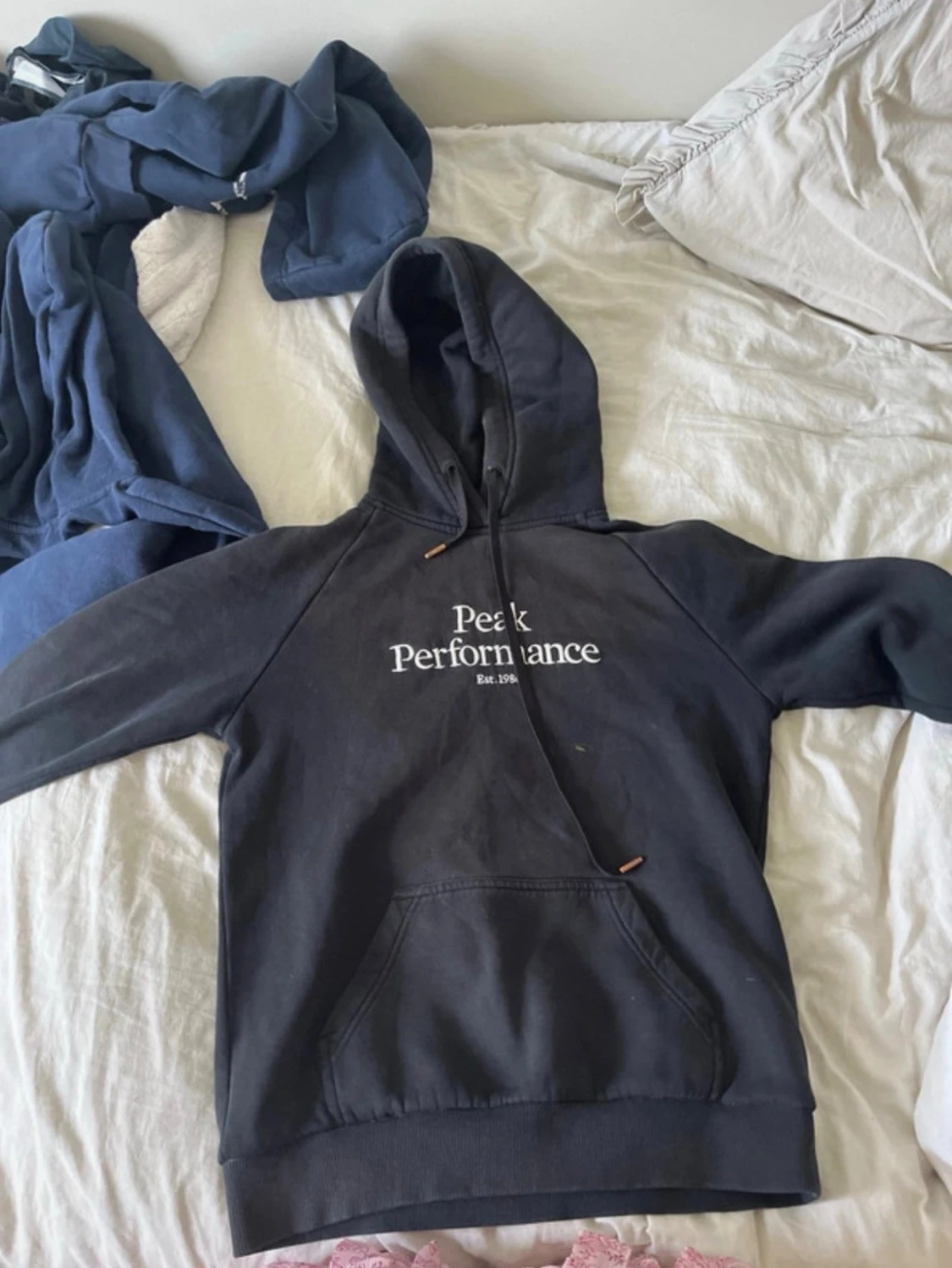 Svart hoodie från Peak Performance - 1