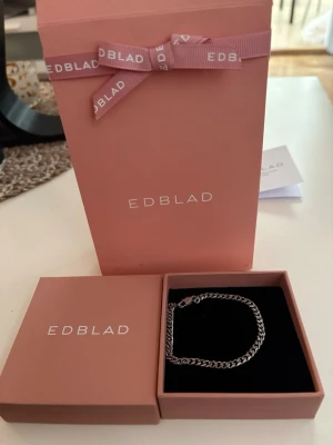 Silverfärgat kedjearmband från Edblad - Snyggt och stilrent armband från Edblad i silverfärgad rostfritt stål. Levereras i original 