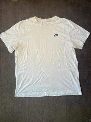 Nike Tshirt - Säljer en basic men snygg Nike T-shirt som är riktigt bekväm.  Färg: Vit • Modell: Cargo Shorts • Skick: Bra använt skick, utan större defekter. • Broderad Nike logga på bröstet  📦 Skickas snabbt och väl paketerat. Hör gärna av dig om du vill ha fler bilder eller mått!