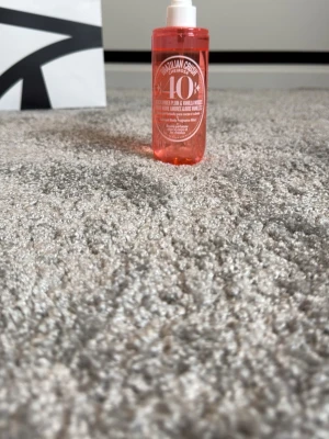 Sol de Janeiro 40 mist - Sol de Janeiro soft 40. Nästan helt oanvänd 240 ml perfym från sol de Janeiro. Locket saknas tyvärr. Typ använd 5 gånger. Nypris 449kr. 