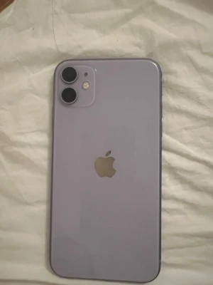 Lila iPhone 11  - Lila iPhone 11. Säljer min iPhone 11 med 128 GB lagring. Telefonen kommer att återställas till fabriksinställningar samt loggas ut från iCloud innan försäljning.  Skärmen är utbytt och fungerar utan problem. Batterihälsan är 83 %. Telefonen har normalt slitage med mindre användningsspår, men inga sprickor eller andra skador.