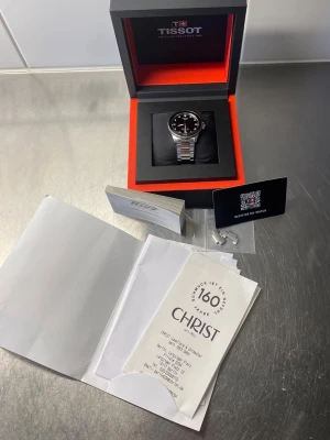 Tissot seastar 1000 Quartz fullset nyskick  - Säljer nu min mycket fina Tissot seastar 1000 med Quartzverk.   Klockan är uttagen 2023 och fungerar utmärkt med ett batteribyte gjort i maj så den håller i många år framöver utan några konstigheter. Den är i gott använt skick med normala små repor och bruksspår som inte går att undvika vid vardagligt bruk. Klockan är full set så alla tillbehör som kvitto, certifikat, box och länkar medföljer. Nypris på klockan är 5790kr, jag har gott om referenser och hör av er vid frågor eller funderingar!