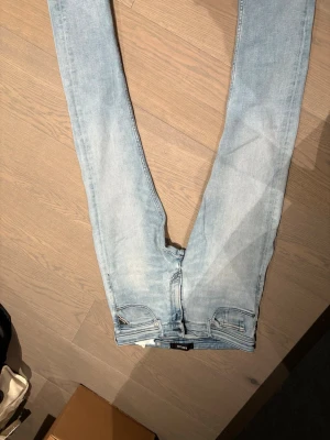 Replay jeans - Ett par replay jeans. Är i helt ok skick bara en liten skada vid skrevet. Skicka prisförslag 
