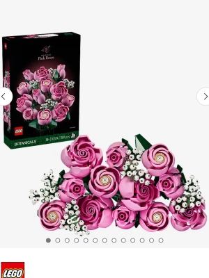 LEGO Botanicals Pink Roses set - Byggsats från LEGO Botanicals-serien med rosa rosor och vita små blommor. Setet innehåller 789 delar och är designat för vuxna. Perfekt för dig som gillar kreativa projekt och vill ha en unik blomsterdekoration i plast.