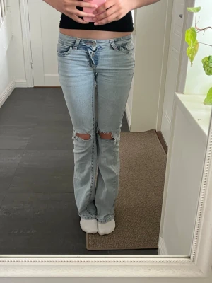 Jeans från Nelly - Fina jeans från Nelly. Säljer de eftersom de tyvärr är för små. Har även en liten smink fläck bredvid hålen i knäna men fläcken syns inte. De är helt slutsålda och säljs inte längre. Kan skicka fler bilder om ni vi och fråga gärna frågor. Original pris 699kr.💗💗