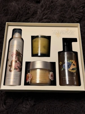 Rituals Intuïtia presentbox - Lyxig presentbox från Rituals Intuïtia med duschskum, handtvål, kroppskräm och doftljus. Produkterna har vackra blommiga detaljer och kommer i en elegant beige ask med guldtext. Perfekt för dig som vill unna dig något extra till din hudvårdsrutin.