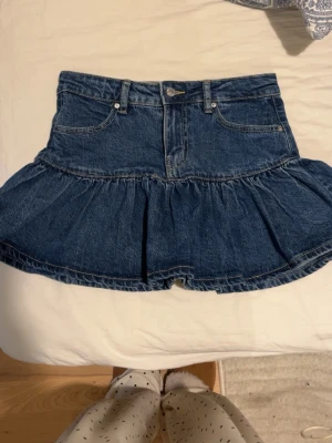 Jeans tjol med volang  - Jätte gullig volang tjol från Gina  använd en gång ❤️