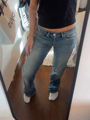 Blå straight jeans - Säljer ett par snygga blå jeans med medelhög midja (skulle säga lågmidja) som är raka i modellen! Storlek 32 men passar mig som ofta bär 34/36 i jeans. De är helt oanvända! 