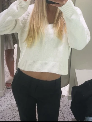 Vit croppad stickad tröja - Vit nästan oanvänd stickad tröja från bikbok i storlek S!💗