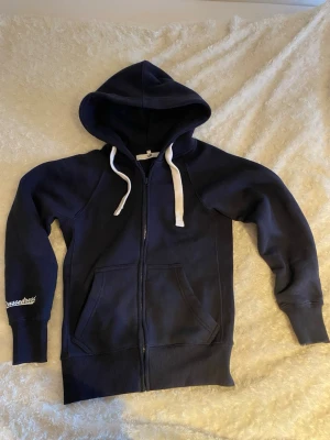 Russemerch ziphoodie - Jättefin mörkblå Russemerch ziphoodie med dragkedja. Har även lagt ut byxorna som är till denna ziphoodie!! Storlek S och är knappt använd! Fortfarande i mycket bra skick och är som ny