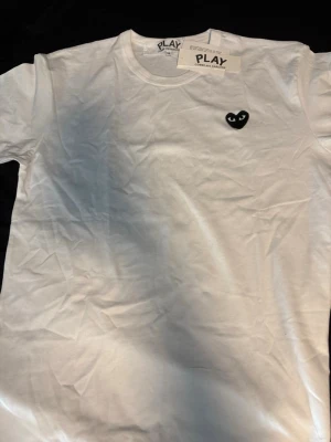 Comme des Garcons PLAY tröja  - Helt ny knappt använd pris kan diskuteras 