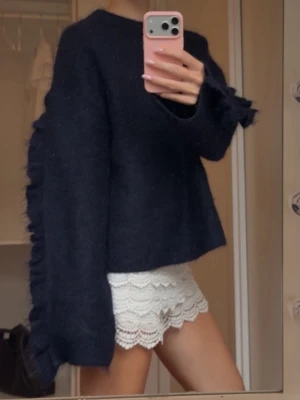 Stickad Arket tröja  - Jättefin stickad mohair tröja från arket. Använd 2 gånger så mycket bra skick. Storlek S men hyfsat oversized så passar även M. Går ej att köpa längre! Original pris 995kr! Pris kan diskuteras❤️