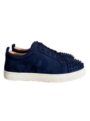 Mörkblå sneakers med nitar - Snygga mörkblå sneakers med platt vit sula och rund tå. Ovandelen är i mocka och har coola ton-i-ton nitar framtill som ger en edgy vibe. Skorna har snörning och en låg profil, perfekt för dig som vill sticka ut med din stil.