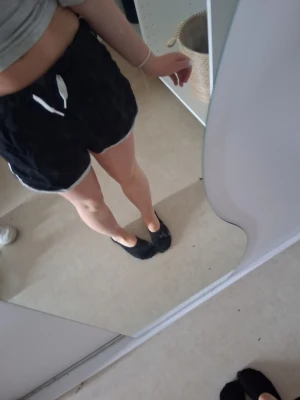 Svarta träningsshorts med snörning - Säljer ett par svarta träningsshorts med vit snörning i midjan och vita detaljer längs kanterna. Shortsen har en loose passform och är perfekta för sommarens alla aktiviteter. Superbekväma och lätta att röra sig i!💕