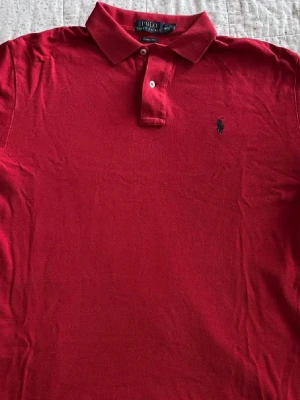 Ralph Lauren Pike - En Polo Pike i färg röd och mörkblå. Storleken är XS. Mycket bra skick, bara lite skrynklig. Hör av dig vid fler frågor eller bilder