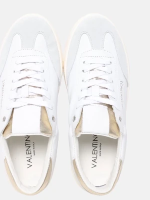 Vita sneakers från Valentino - Stilrena vita sneakers från Valentino med klassisk låg profil. Skorna har ovandel i läder och mocka, vita snören och diskret logga på sidan. Yttersulan är vit och ger en clean look. Perfekta för dig som gillar minimalistisk och exklusiv stil. Flera storlekar