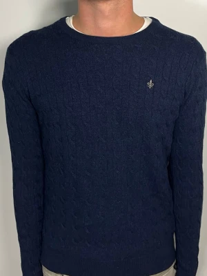 Kabelstickad Morris tröja merinoull - 👕 Plagg: kabelstickad tröja                                                                 📏 Storlek: L sitter som S                                                                🏷️ Märke/Modell: Morris                                            ✨ Skick: Fint skick                                                      💬 Vid frågor är det bara att skriva!                                                                                          🛍️ Gramenti