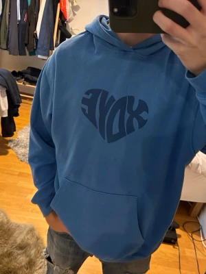 Pull & Bear hoodie - Oversized hoodie från pull & bear i fint skick, inte tvättad än så har en fläck som jag får bort innan den skickas 