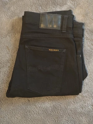 Nudie Jeans  - Dessa är perfekt till hösten och vintern. Dessa har knappast använts pga av fel size och är därför toppskick. Size 31/34 model Lean Dean. 