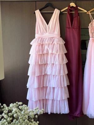 Rosa finklänning  - Supersöt klänning i en jättefin rosa färg, perfekt till bal, bröllop eller andra festligheter 💕Endast använd en gång så i mycket bra skick, nypris 1799 kr 
