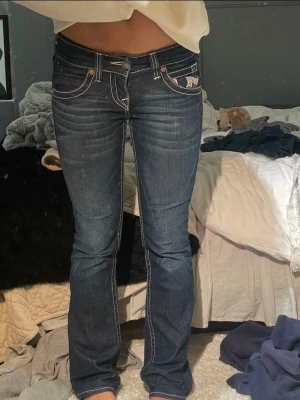 Vintage True Religion jeans - Snygga True Religion jeans köpa second hand i Miami för 1000kr💕 bootcut och lowwaist och supersnygg modell som heter Becky🌟 storlek w26 och L30. Passar någon som är 163-169 i längd skulle jag nog säga beroende på hur långa man gillar dem🥰