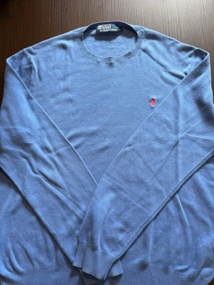 Ralph lauren tröja  - En snygg och stilren tröja från Ralph lauren som är i storlek L, fin stickad och fina sömmar. Befinner sig i en bra skick!
