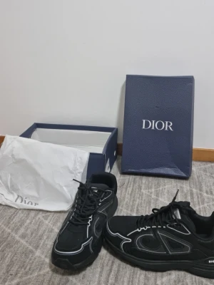 Svarta  sneakers med vita detaljer - Ny passar inte mig bra pris 