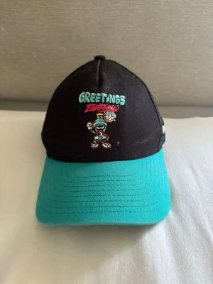New Era space jam keps - Säljer nu denna kepsen då den är för liten av mig. | Svart färg med turkos. | One Size, kids storlek. | Bra skick. | Släng iväg en signal vid funderingar så svarar jag snabbt. |