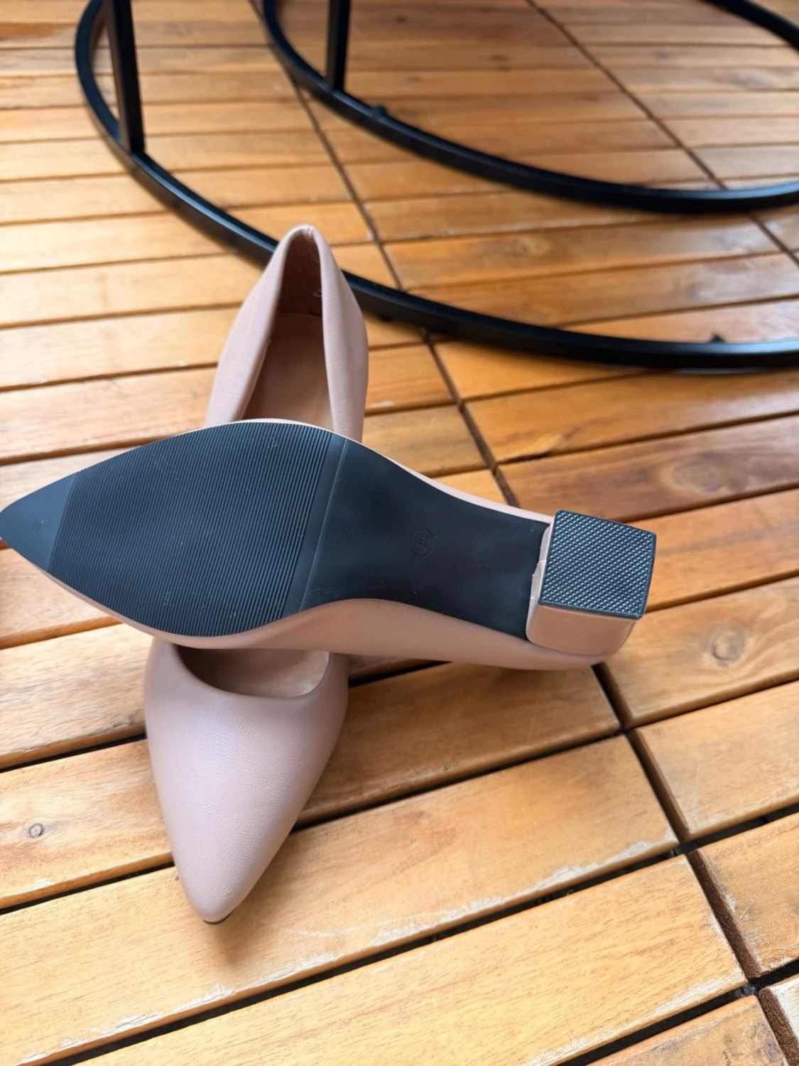 Beige klassiska pumps med spetsig tå - 1