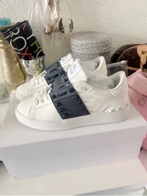 Valentino opens  - Säljer ett par Valentino skor, det är storlek 40 men passar mig som har 38,5 i Nike skor. Dom är mörk blåa. Har använt skorna 1 gång och finns inga synliga defekter. Priset är inte hugget i sten!