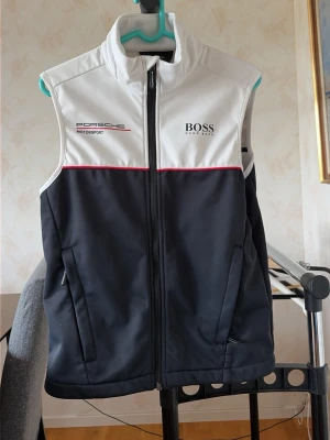 Porsche/hugo boss väst  - Säljer denna riktigt snygga västen i storlek xs för den är för liten. Riktigt bra skick inga defekter(kostar 2100) ny 