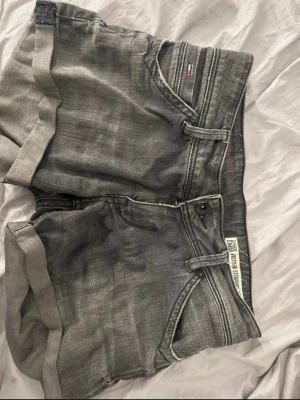 Grå denimshorts från Tommy Hilfiger - Snygga grå denimshorts från Tommy Hilfiger, super snygga! Med fina detaljer!