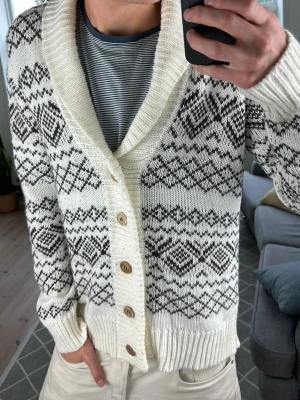 Mönsterstickad Cardigan  - Stilren och trendig perfekt inför det kallare vädret! Mått: A:62 B:52 C:50 D:64 (cm) Skriv vid fundering! 😇🙌