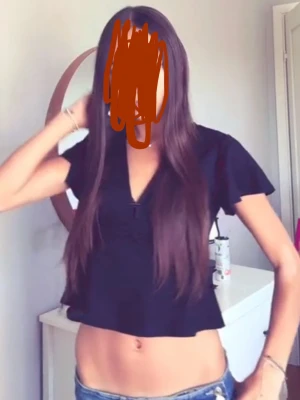 Svart v-ringad blus med volangärm - Snygg svart blus med v-ringning och korta volangärmar. Modellen är croppad och har en lätt utsvängd nederkant som ger en avslappnad vibe. Perfekt att matcha med jeans eller kjol för en trendig look.