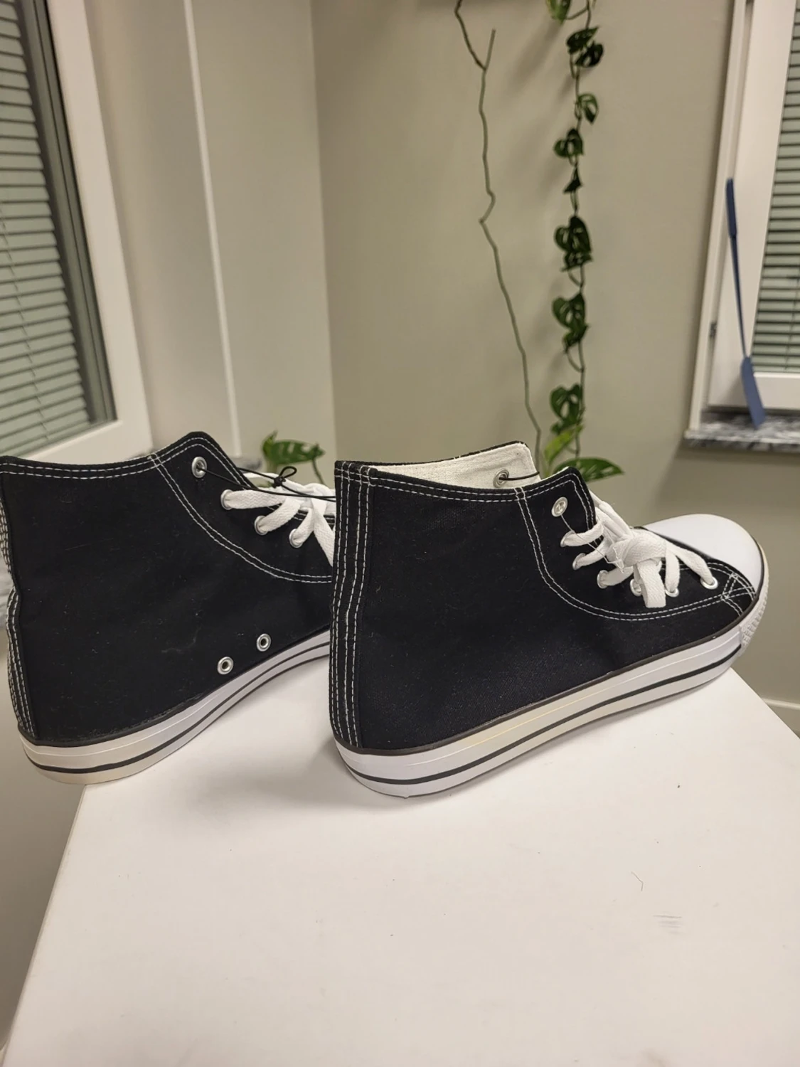 Svarta high top sneakers med vita detaljer 44 - 2