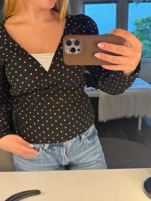 Prickig blus - Prickig blus köpt på Vinted, därför vet jag inte vart den är ifrån frånbörjan❤️Skriv vid fler frågor eller bilder!❣️
